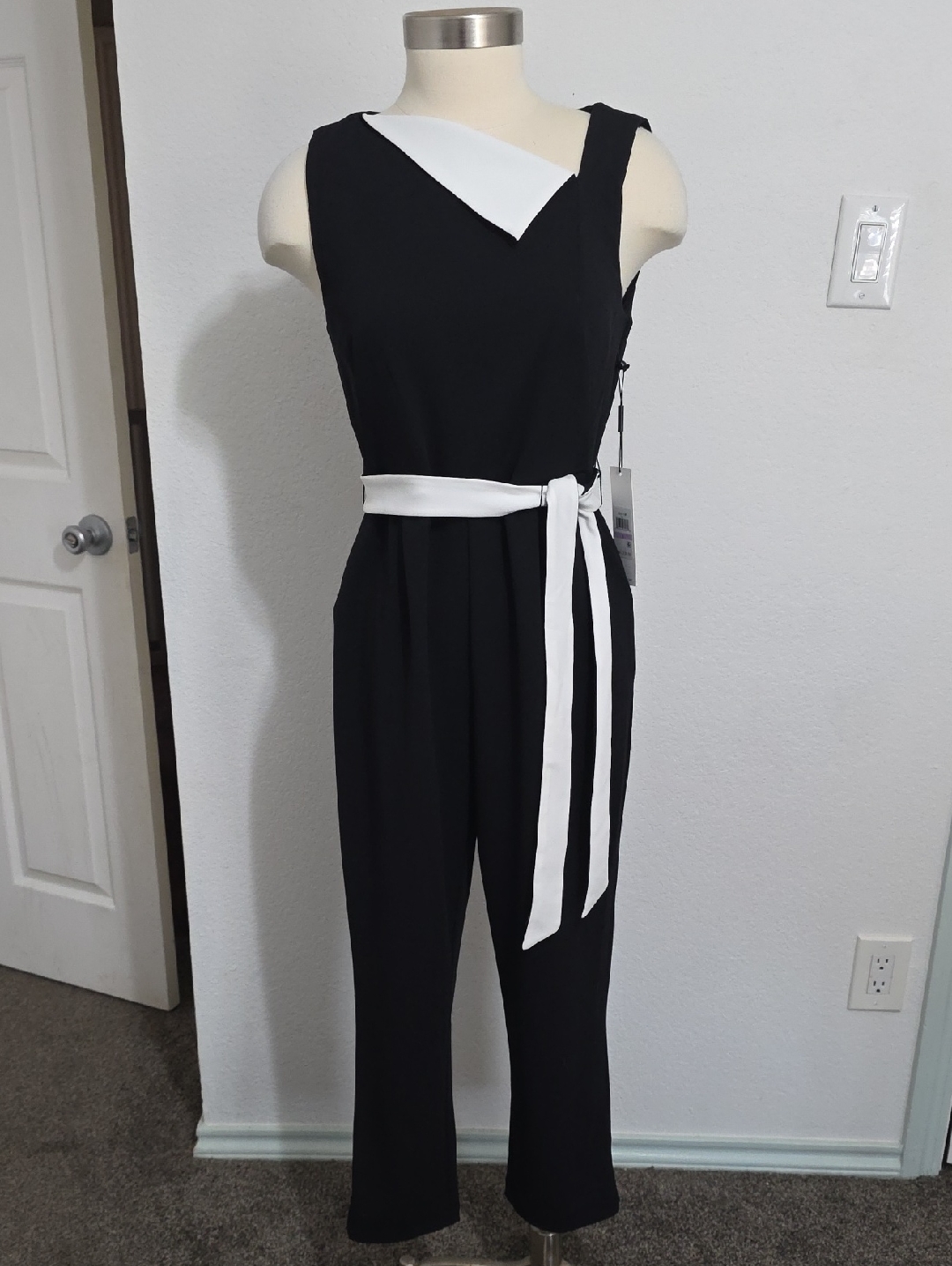 Nwt Calvin Klein Black Jumpsuit With White Contrast Neckline And Belt Sz 6